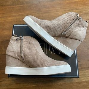 NWT: MIA Journee Collection Womens Clara Wedge Sneaker size 10.